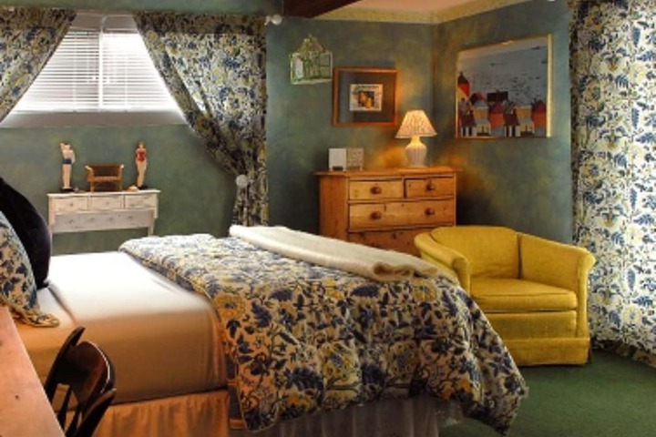 Room 43 of 148