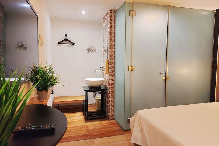 Room 12 of 28