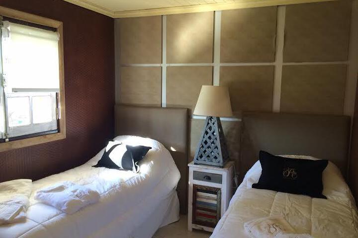 Room 5 of 10