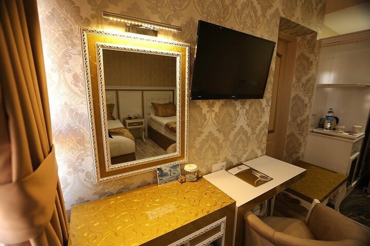 Room 7 of 16