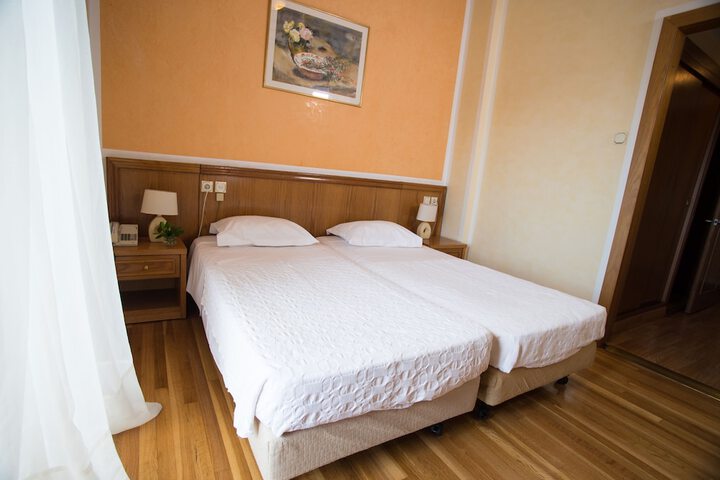 Room 15 of 34