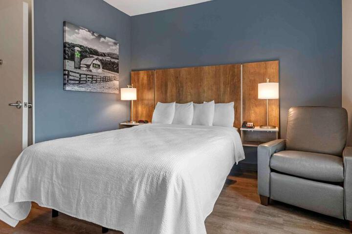 Studio Queen Bed (3 of 14)