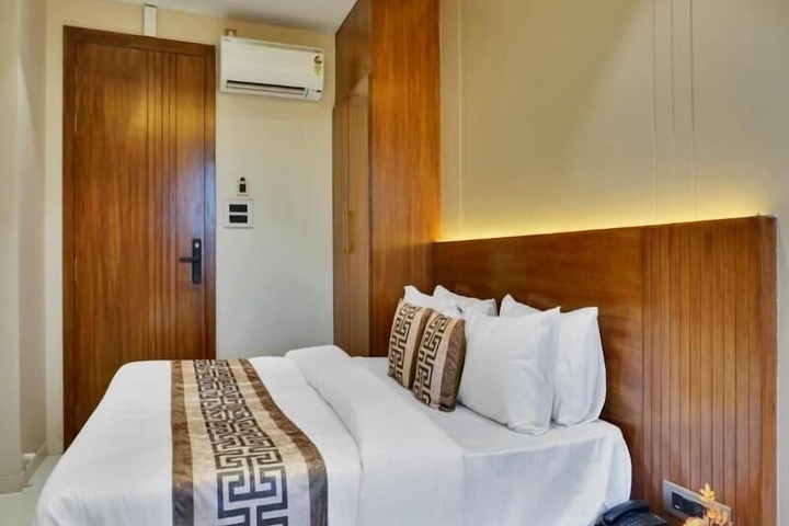 Room 6 of 15