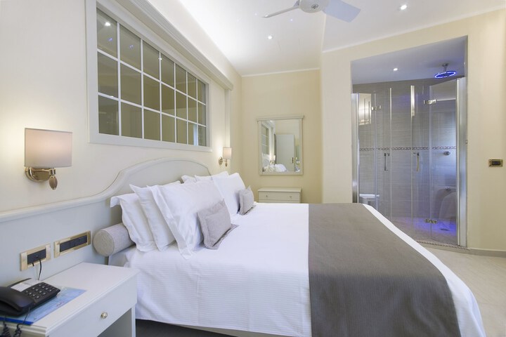 Room 2 of 48