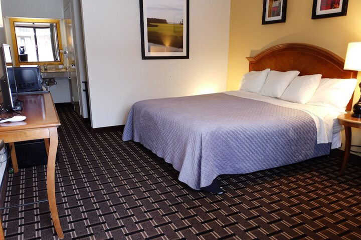 1 King Bed (7 of 13)