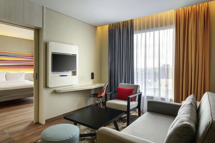 Room 6 of 28
