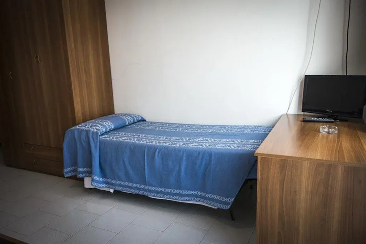 Room 6 of 16