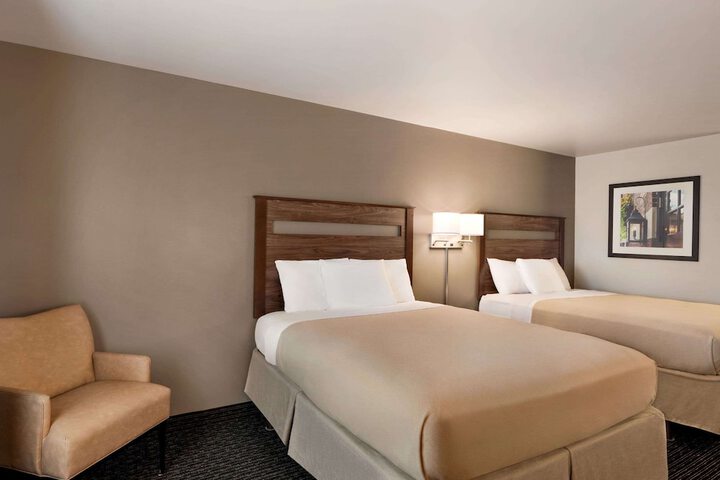 1 Queen Bed (4 of 10)