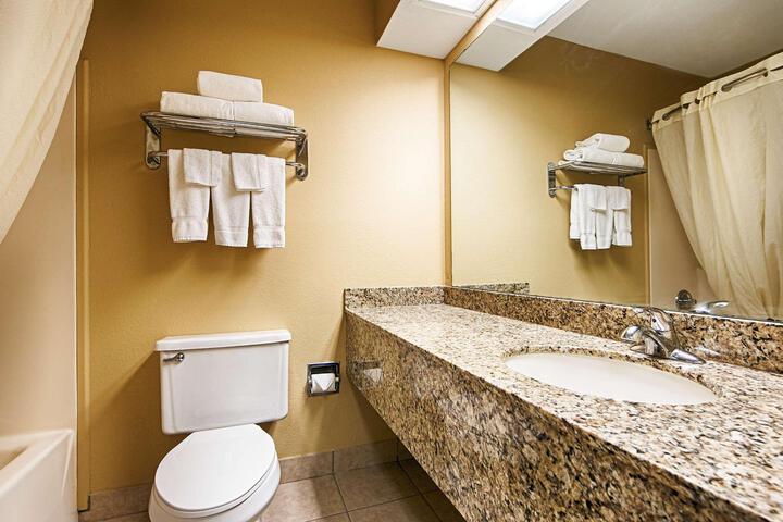 2 Queen Beds High Speed Internet Accessible Coffee Maker, Hairdryer Iron and Ironing Board Full Breakfast (3 of 6)