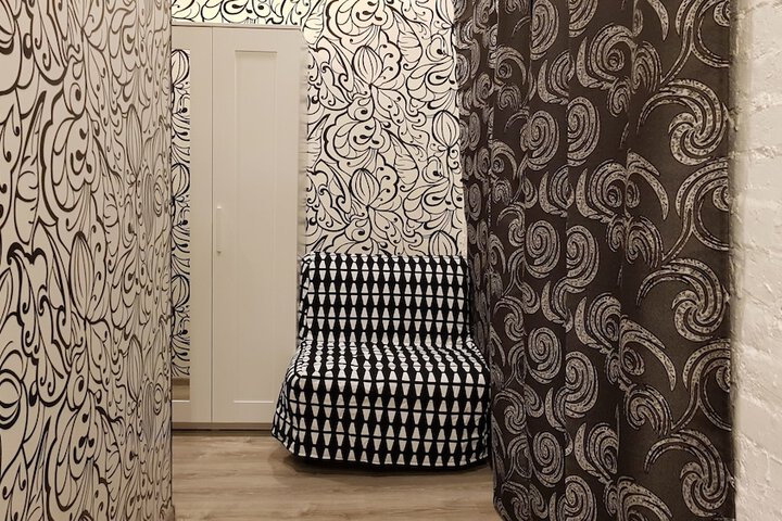 Room 9 of 16