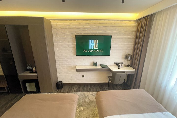 Room 32 of 74