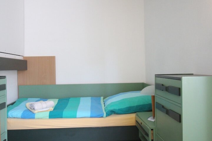 Room 6 of 32