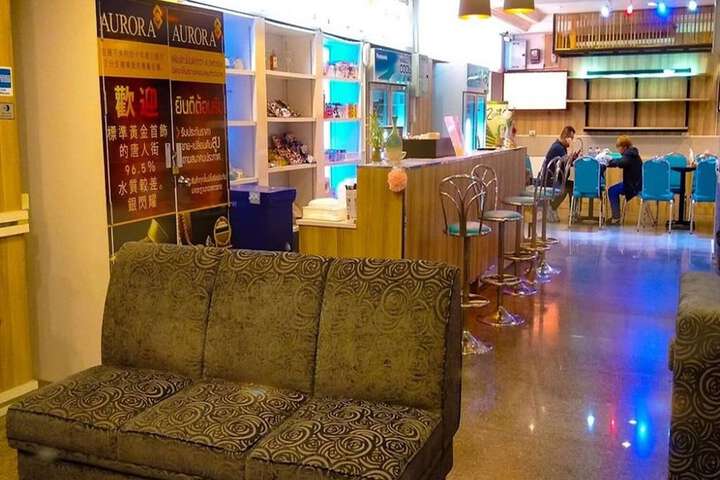 Lounge 34 of 41