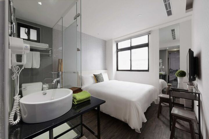 Room 8 of 28