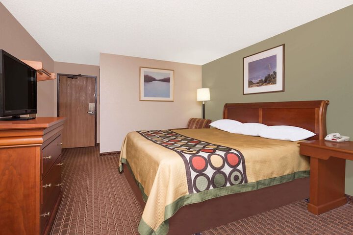1 Queen Bed (11 of 20)