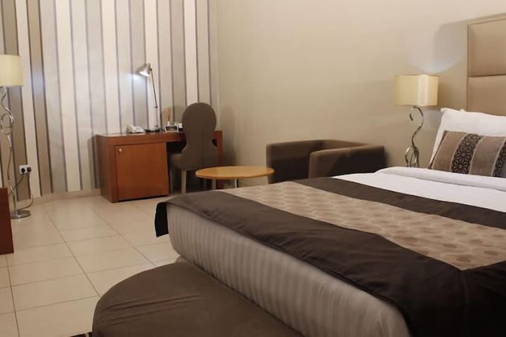 Room 4 of 68