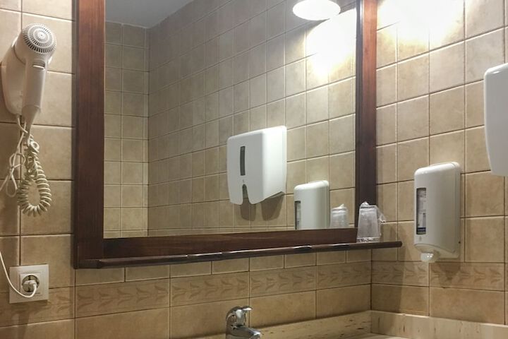 Room 17 of 27