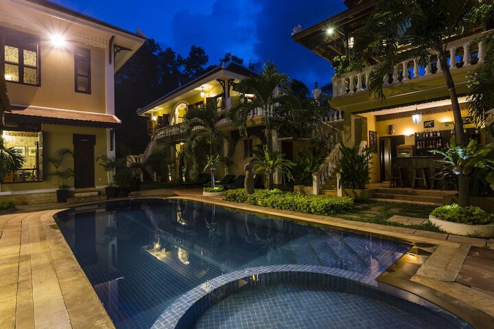 Hotel with Pool