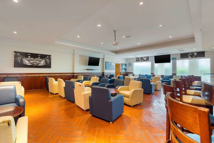 Lounge 49 of 60