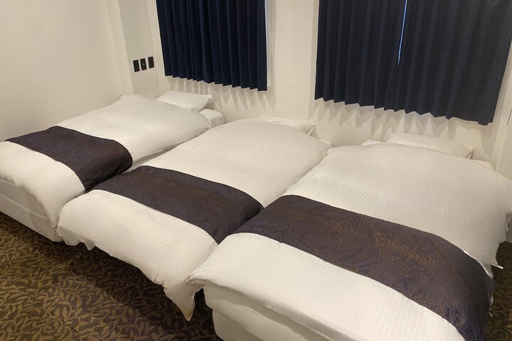 Room 6 of 16