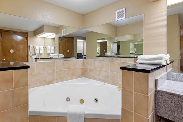 1 King Bed Room High Speed Internet Accessible Microwave and Refrigerator Work Desk Contine (4 of 18)