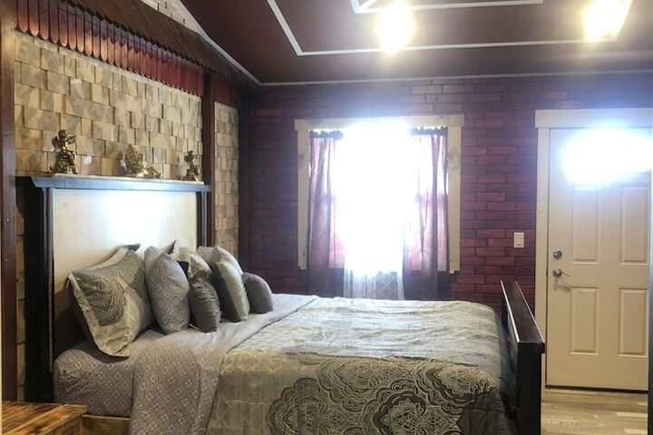Room 10 of 28