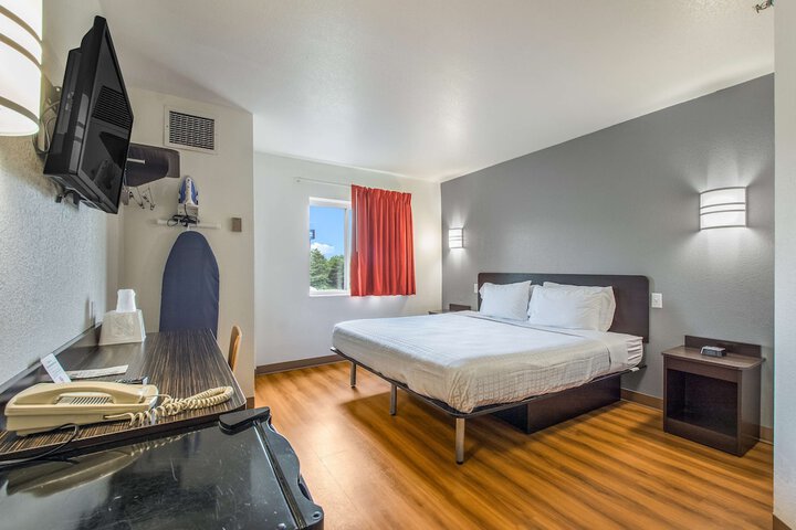 1 King Bed (4 of 5)