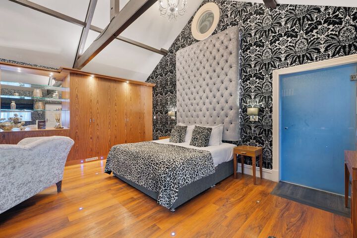 Room 73 of 242