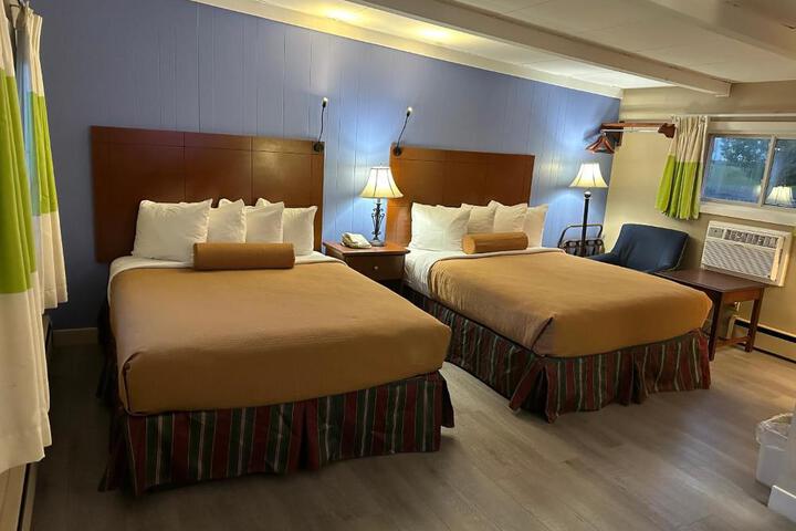 1 Queen Bed (12 of 21)