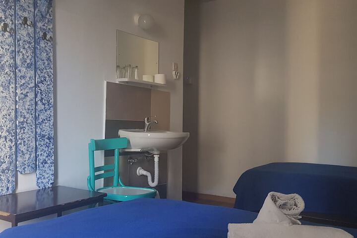 Room 21 of 103