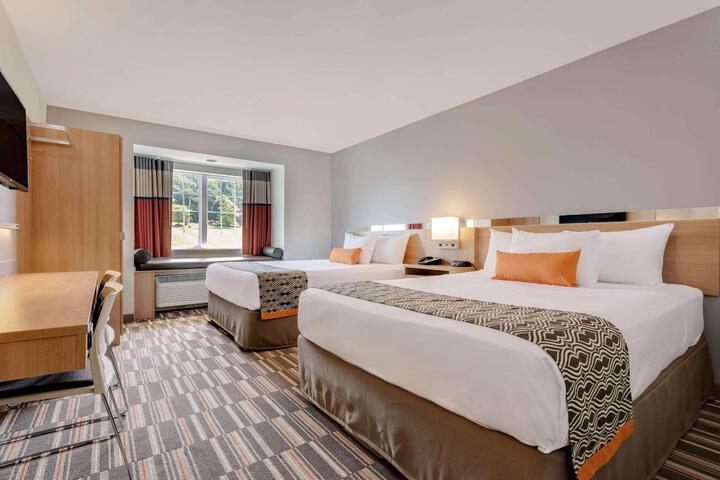 1 Queen Bed (2 of 21)