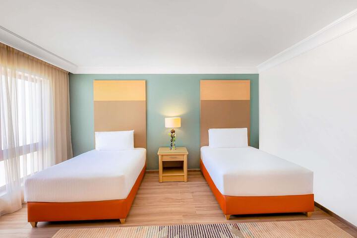 Room 42 of 195