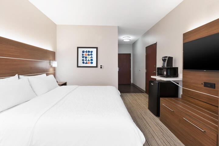 1 King Bed (2 of 12)