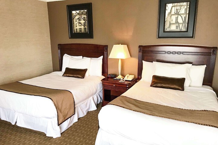 1 Queen Bed (15 of 16)