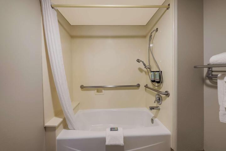 1 King Bed Microwave and Refrigerator Work Desk WiFi Full Breakfast (5 of 12)