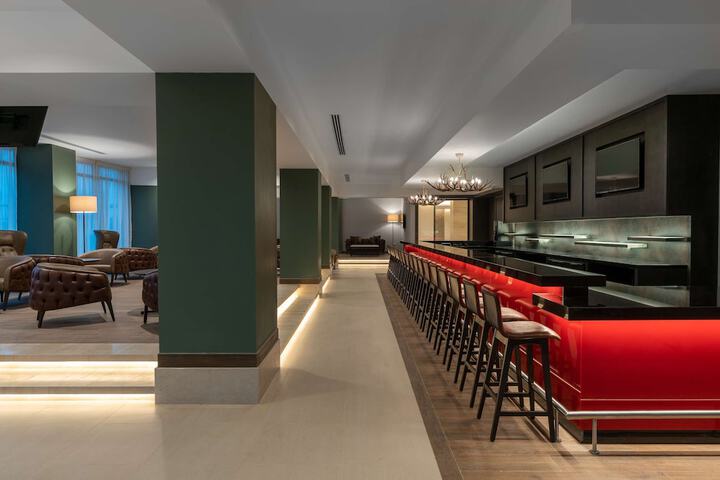 Lounge 92 of 108