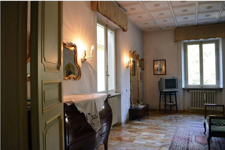 Room 5 of 11