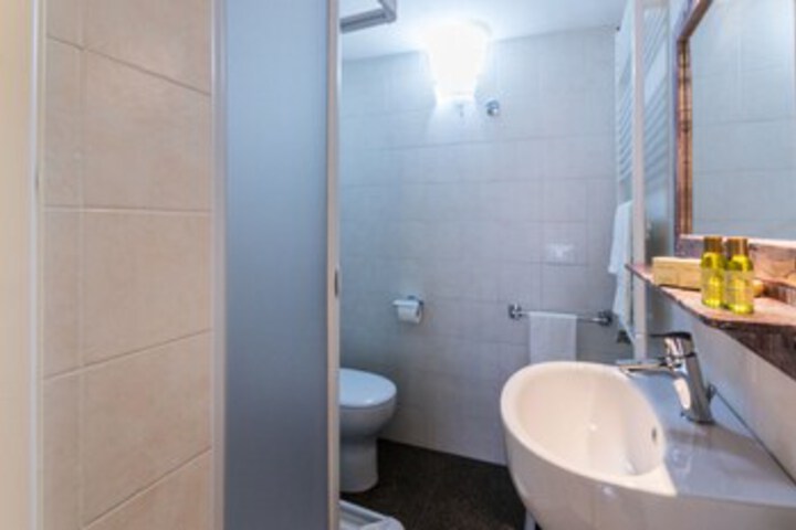 Room 2 of 11