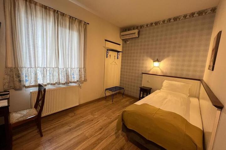 Room 21 of 44