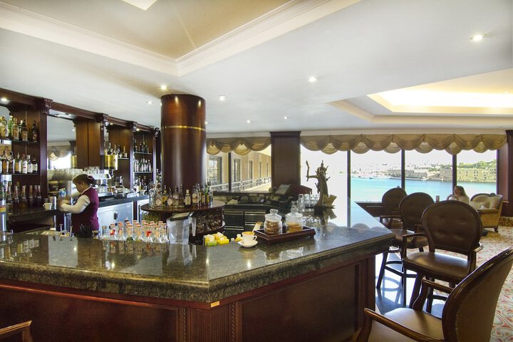 Lounge 74 of 91