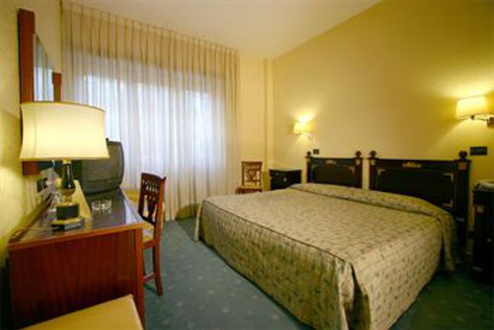 Room 5 of 12