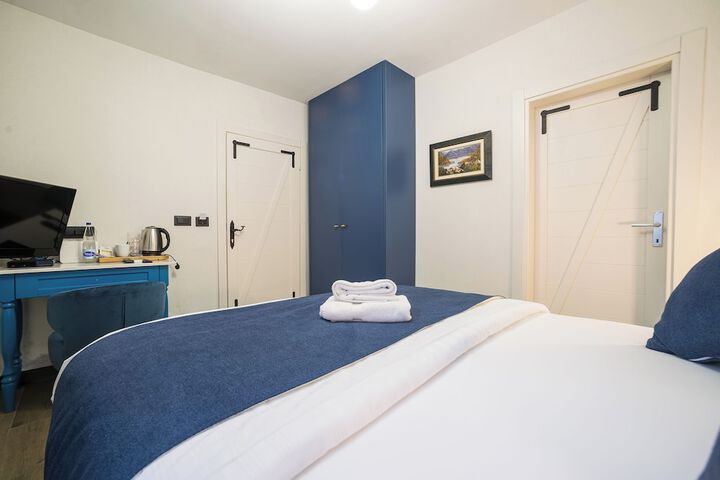 Room 4 of 217