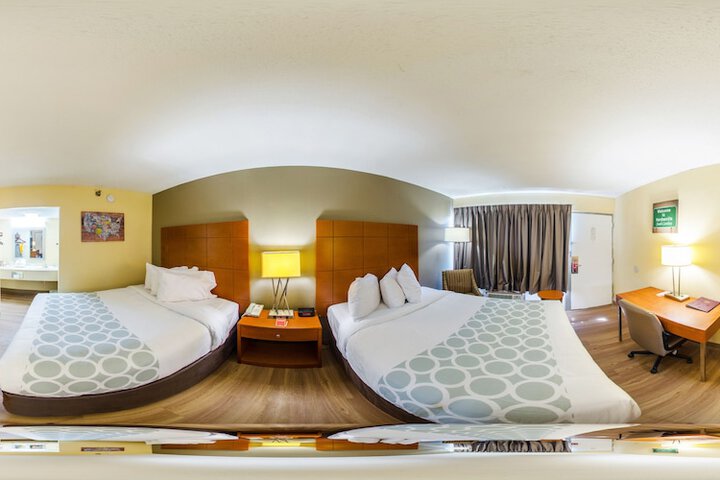 2 Queen Beds (5 of 10)