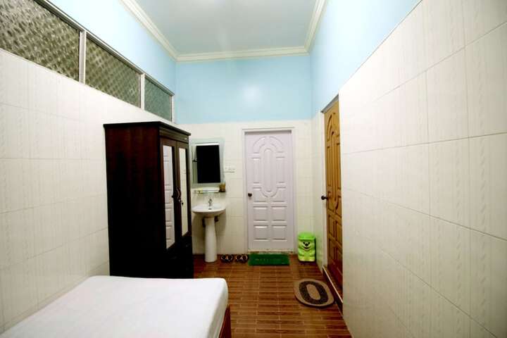 Room 8 of 18