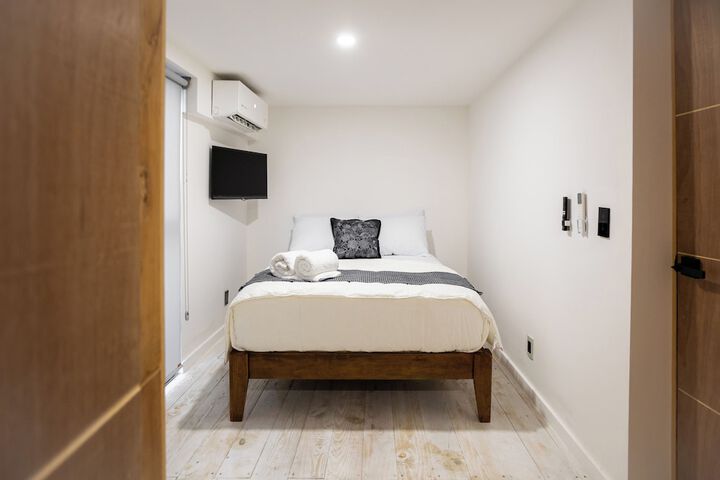 Room 34 of 84
