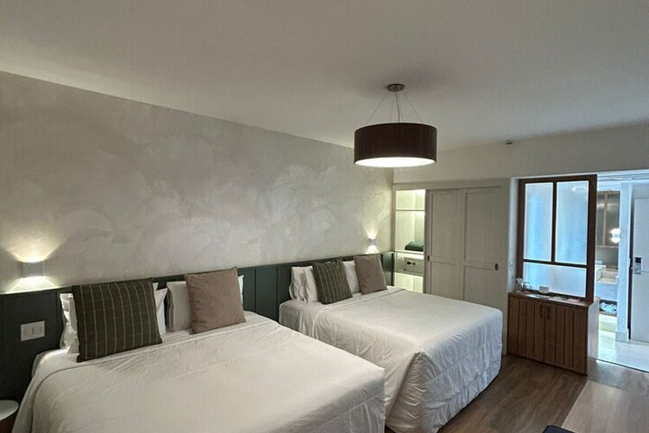 Room 10 of 43