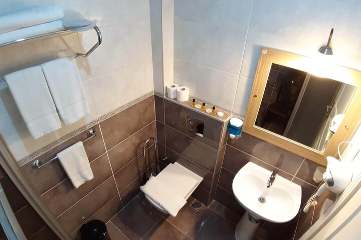 Room 105 of 123