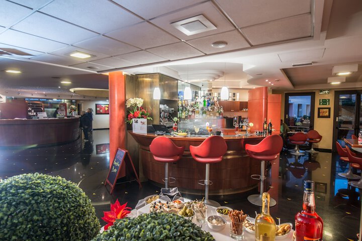 Lounge 62 of 77