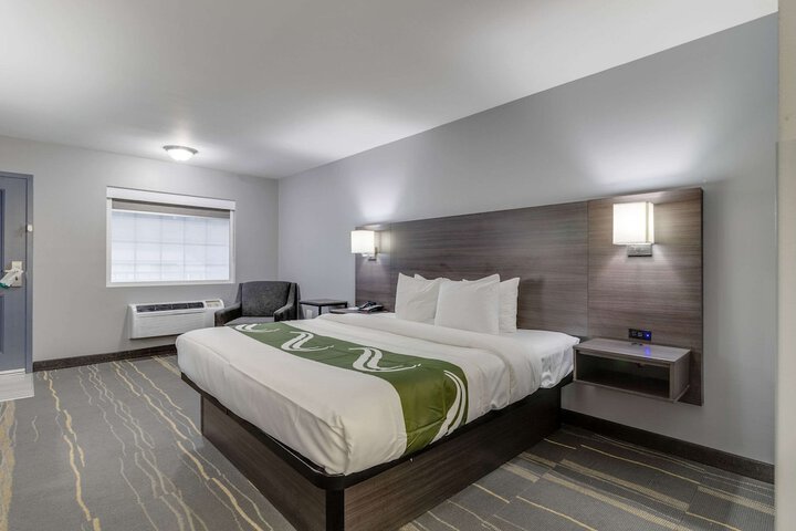 1 King Bed (3 of 16)