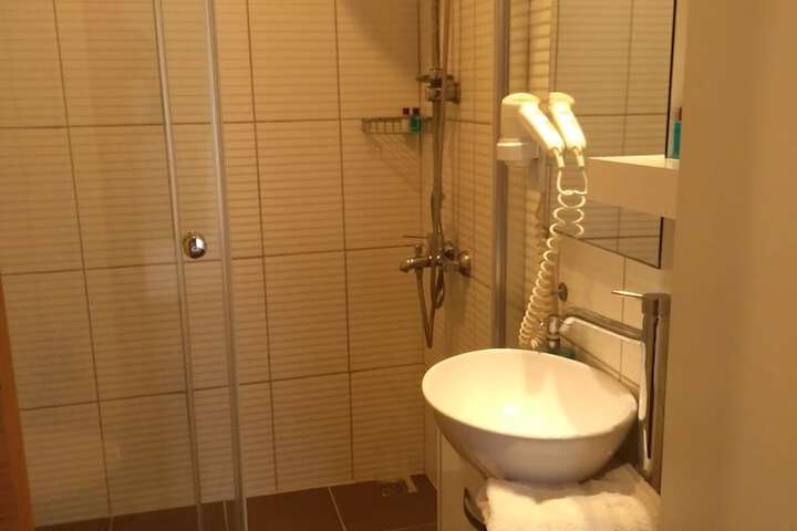 Room 9 of 123